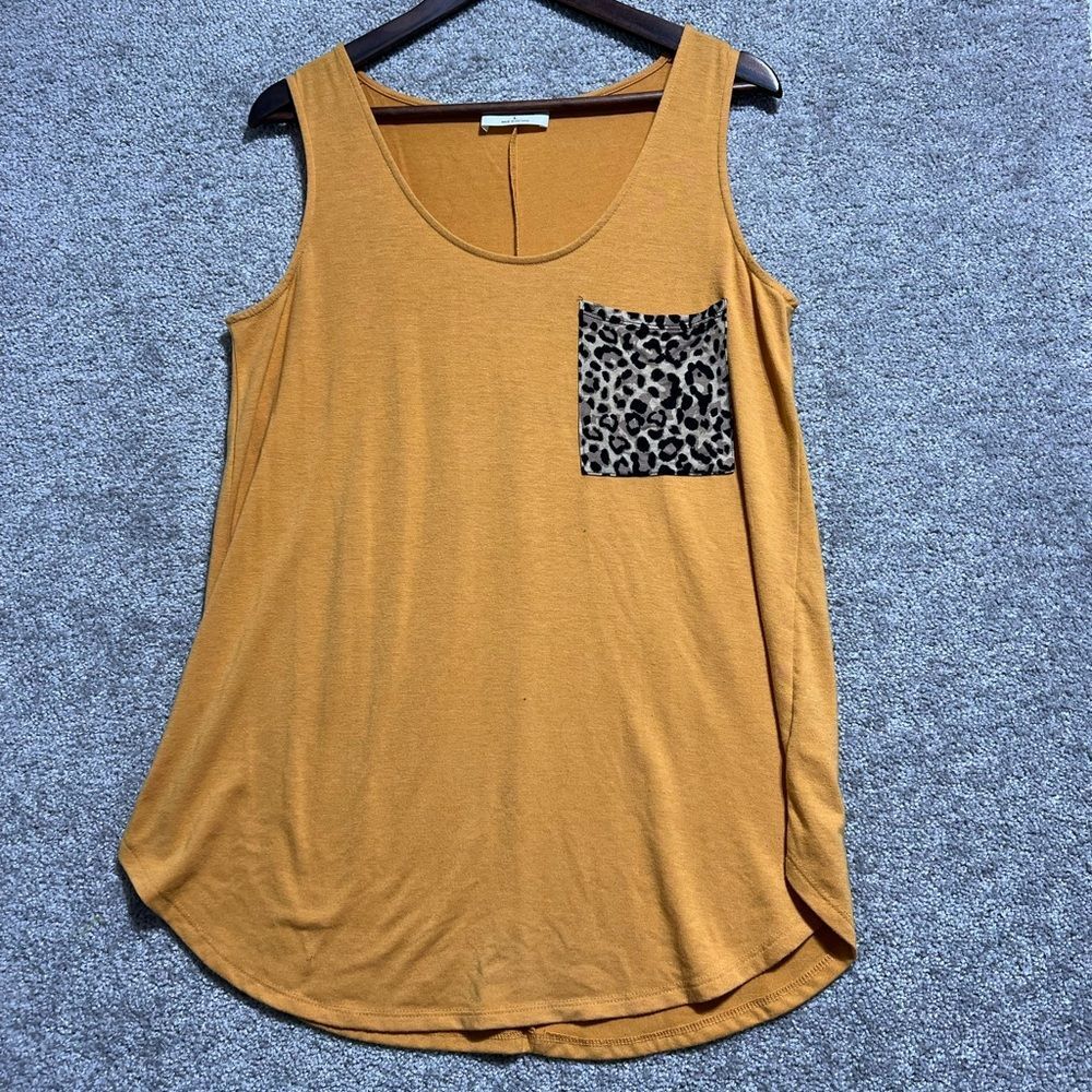 Zenana Woman’s Leopard Print pocket Sleeveless Tank Blouse Top Size Large
